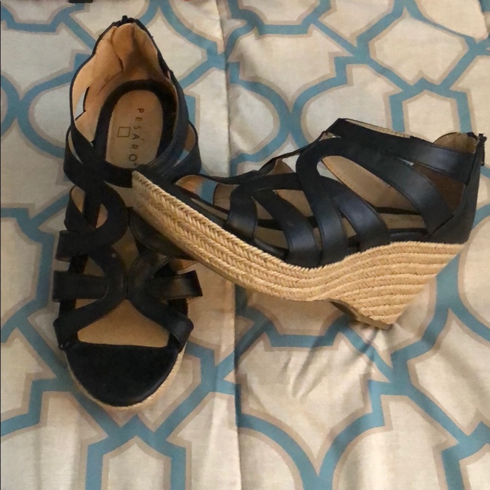 Black and Tan wedges 👡